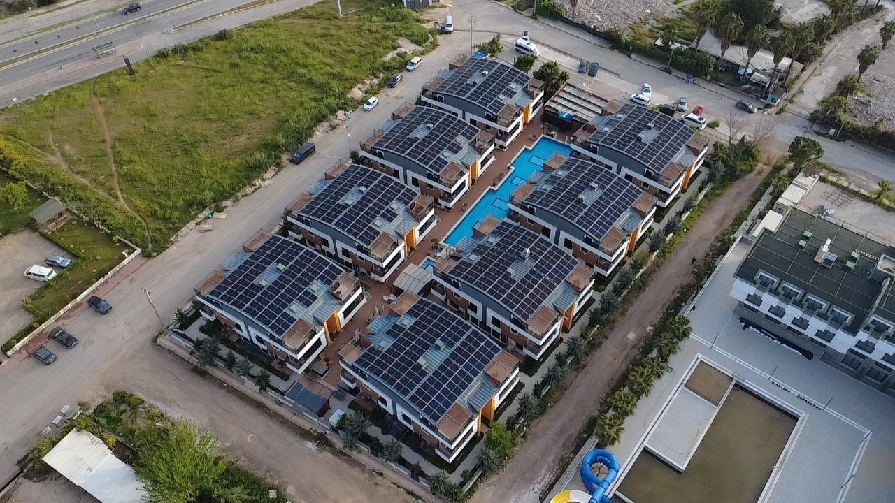 Elysium Green Suites yerleşkesindeki çatı GES uygulamasının havadan görünümü